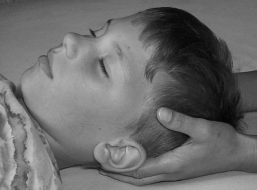 Craniosacral Beahndlung eines Kindes