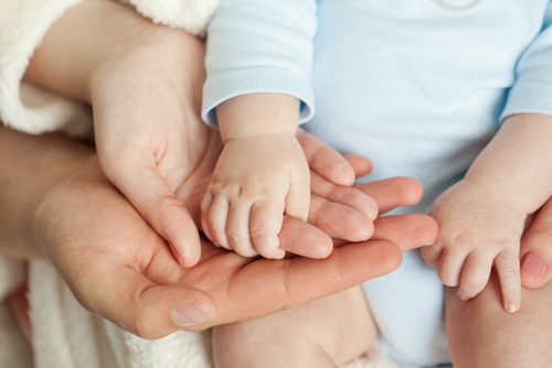 Baby mit Eltern - Gemeinsam sind wir stark